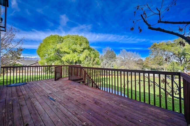 Building Photo - 857 Southfork Dr