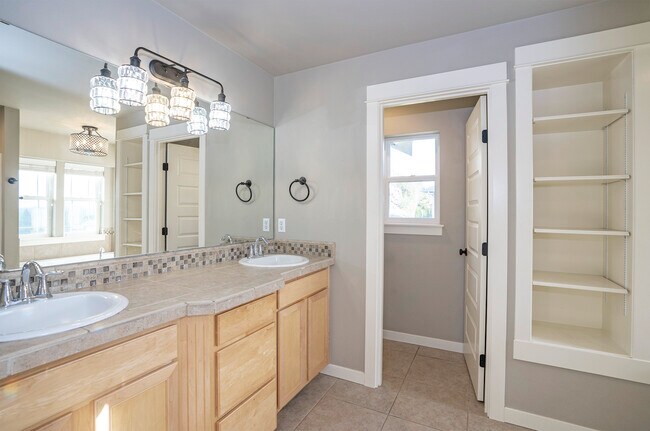 Building Photo - 1749 Skyline Ridge Ln SW