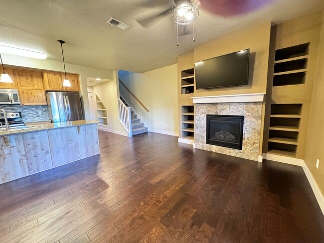 Building Photo - Incredible Townhome