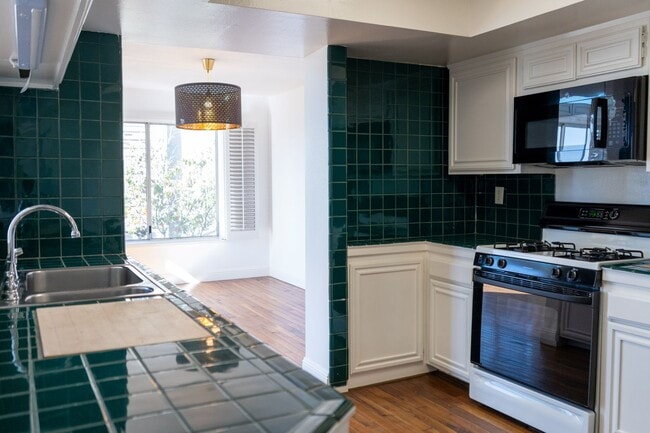 Building Photo - An Enchanted View Townhome