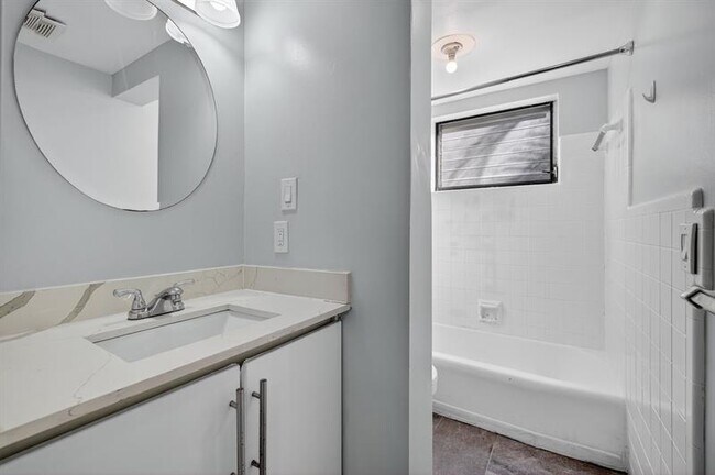 Building Photo - 2624 NE 30th Pl