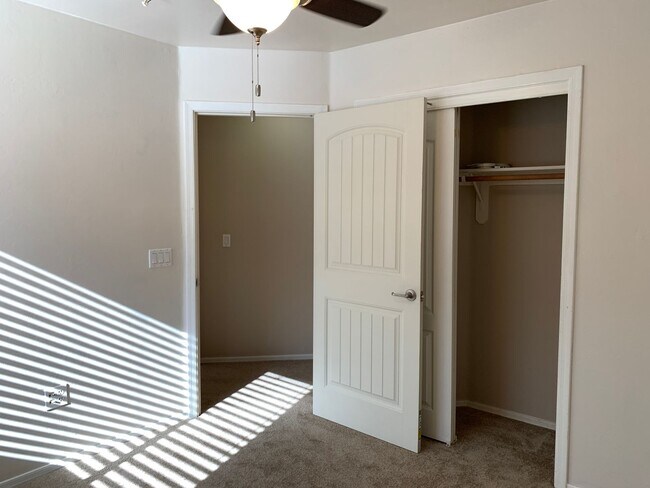 Building Photo - 3Bdm 2Ba Home, Popular Location, Available...