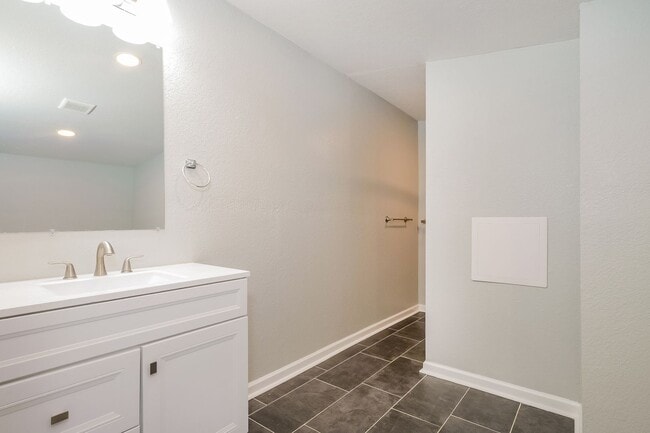 Building Photo - 3 BR / 2.5BA | Updated Single Family Home | 2-Car Garage Parking | Private backyard!