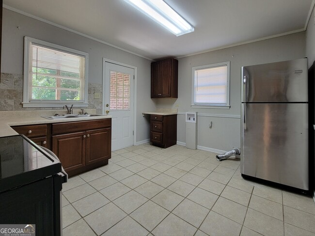 Building Photo - 268 Elks St