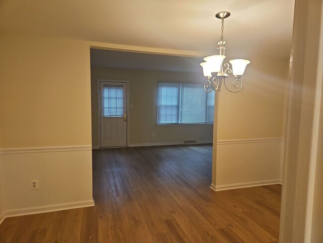 Building Photo - Location is Everything With This 3 Bed 3.5 Bath Townhouse in Hampton Court Community