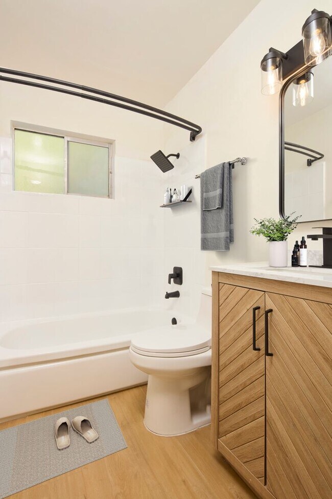 Building Photo - Newly renovated studio apartment with park...