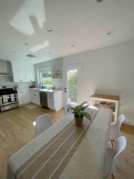 Dining area - 1644 Wellesley Ave