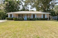 Building Photo - Brick 3BD 2BA with Large Private Yard!