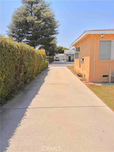 Building Photo - 550 N Valencia Pl
