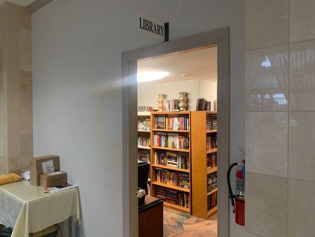 Building Photo - AMAZING STUDIO APARTMENT Near Medical Center w/ COMMUNITY POOL!