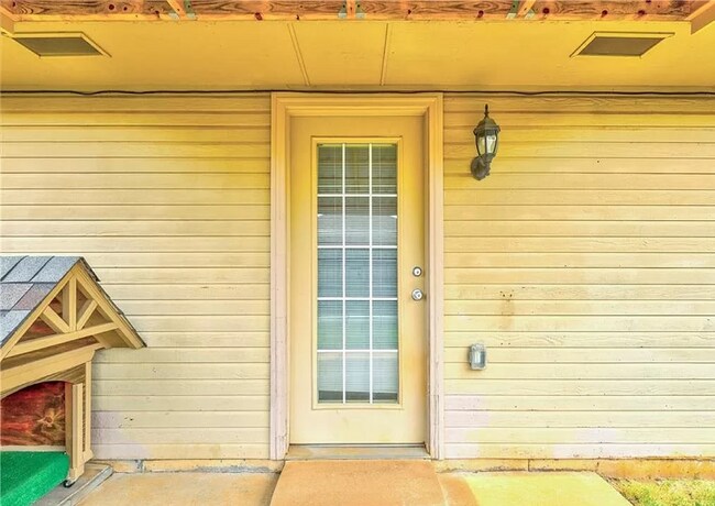 Building Photo - Gorgeous 3 bedroom 2 Bath and 2 Car Home in the Heart of Yukon