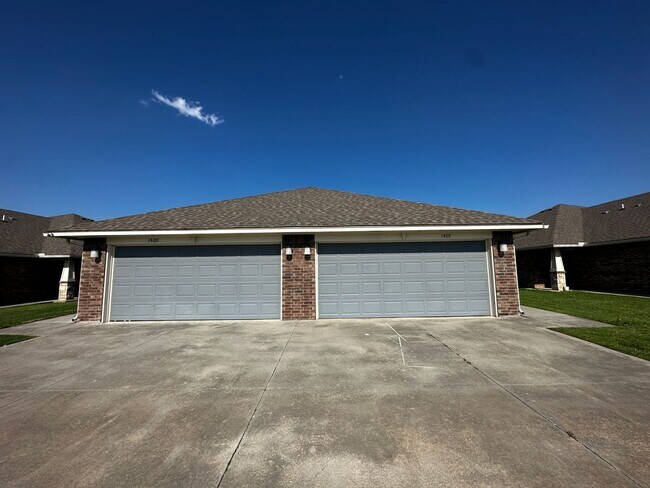 Building Photo - 3 Bed 2 Bath Duplex in Moore Schools!