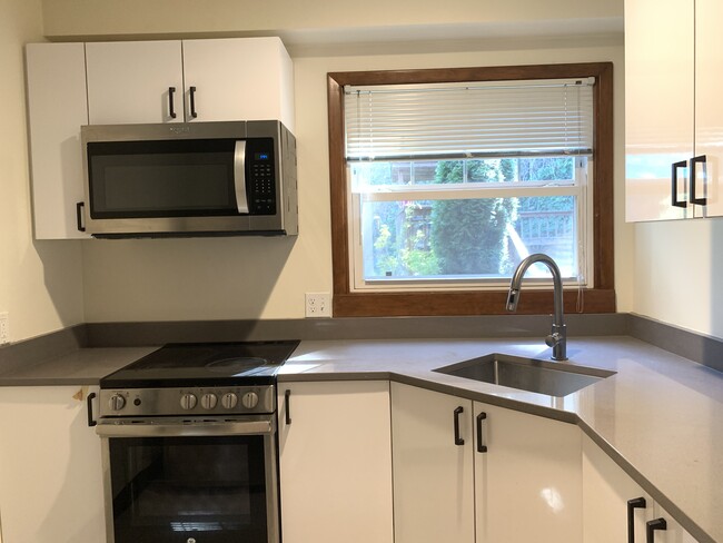 Renovated Kitchen - Park Avenue Gardens