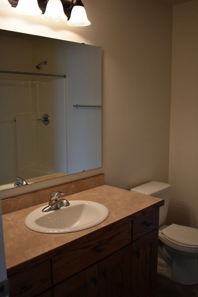 Building Photo - 3 Bed 3 Bath Single Family Home