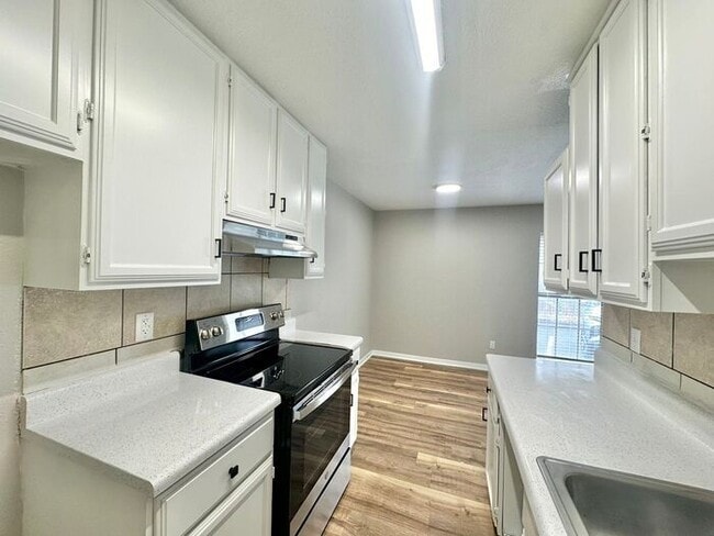 Building Photo - Available Now: Affordable Downtown Living!