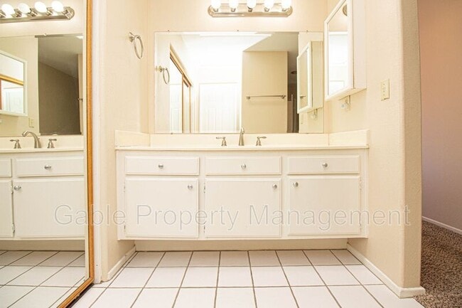 Building Photo - 25804 Dickens Ct