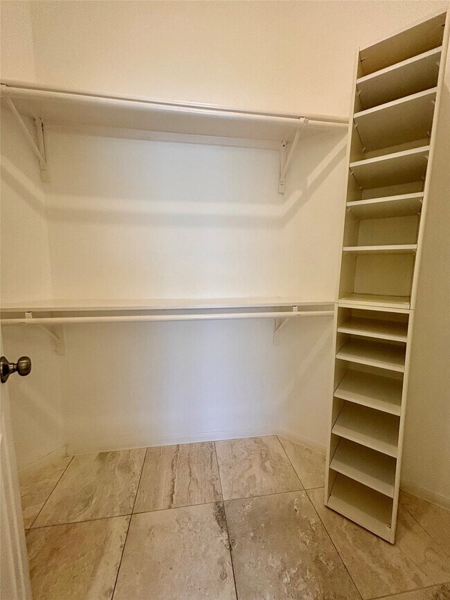 Building Photo - 7815 Log Hollow Dr