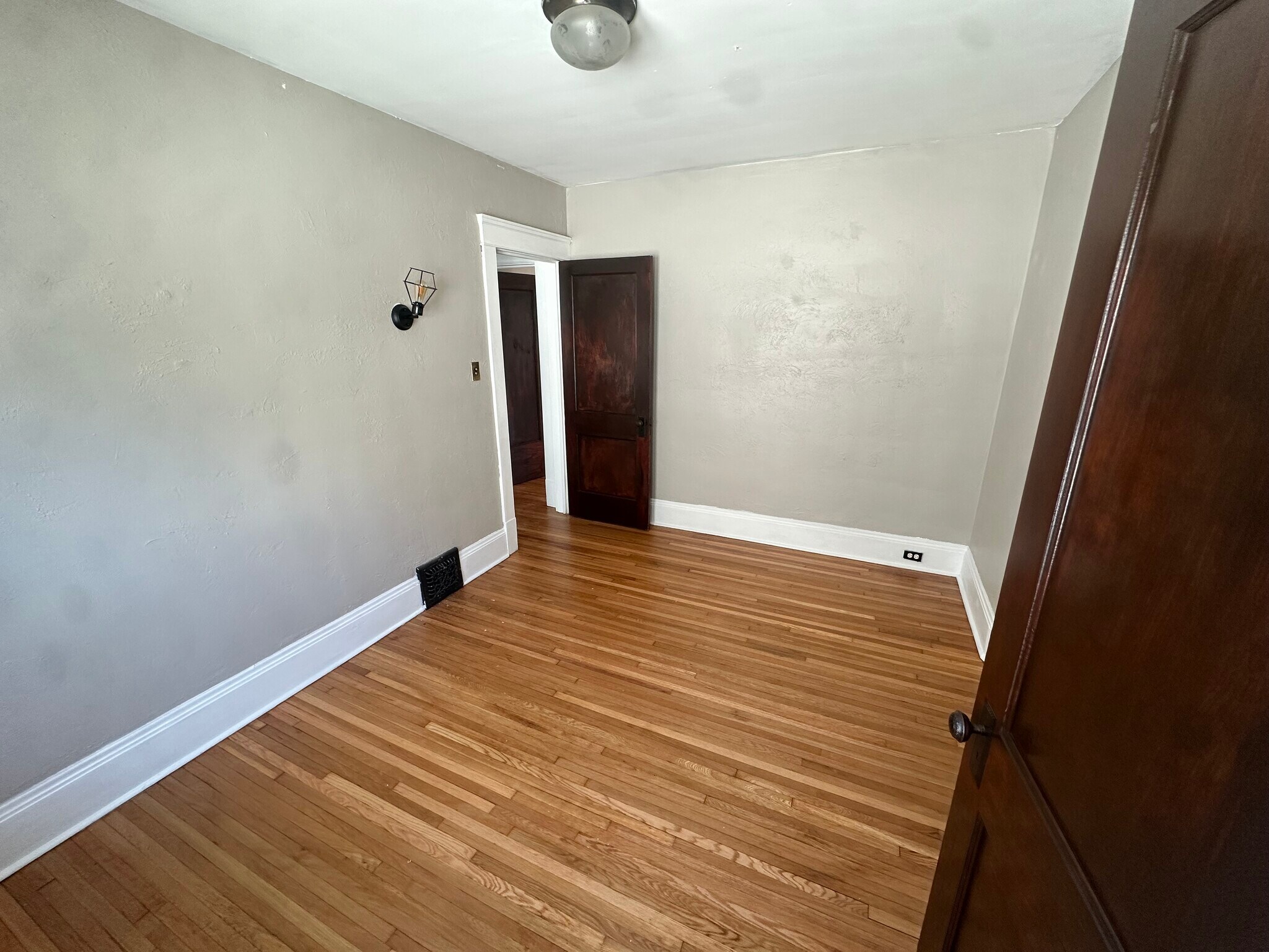 Building Photo - 1302 W 102nd St