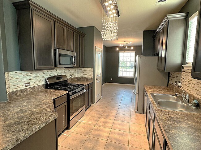Building Photo - Spacious Four Bedroom Home Conveniently Located in Carpenters Landing