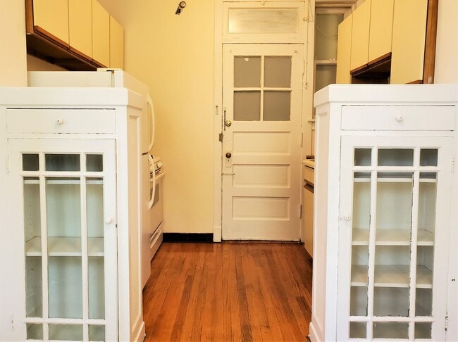 Building Photo - 1066 W Cornelia Ave