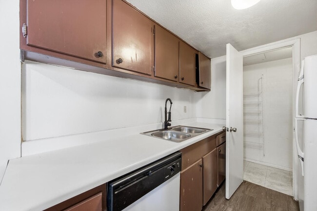 Building Photo - 6705 W Devonshire Ave