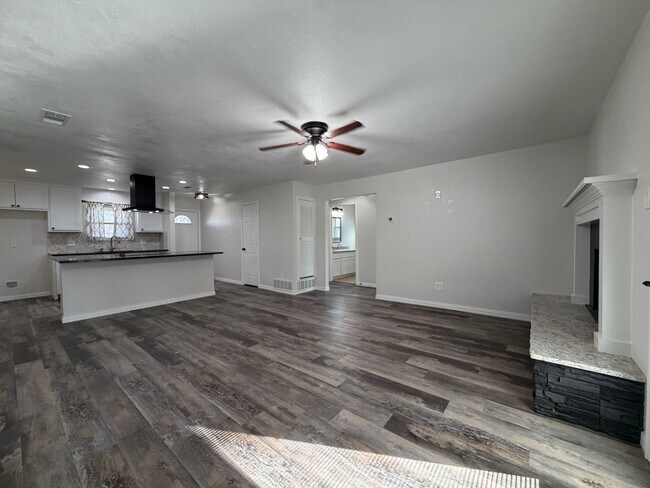 Building Photo - AVAILABLE NOW 3 BEDROOM 2 BATH HOME IN SAGINAW