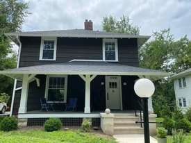 Building Photo - 1008 E 2nd St