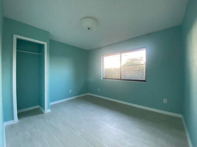 Building Photo - 3/2 Pool Home in Fairway Estates