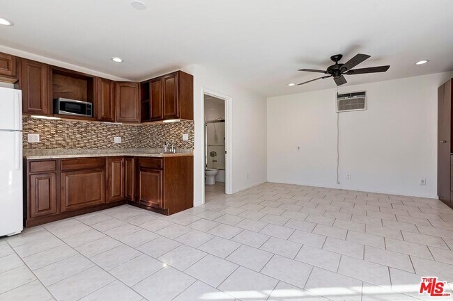 Building Photo - 204 S Camden Dr