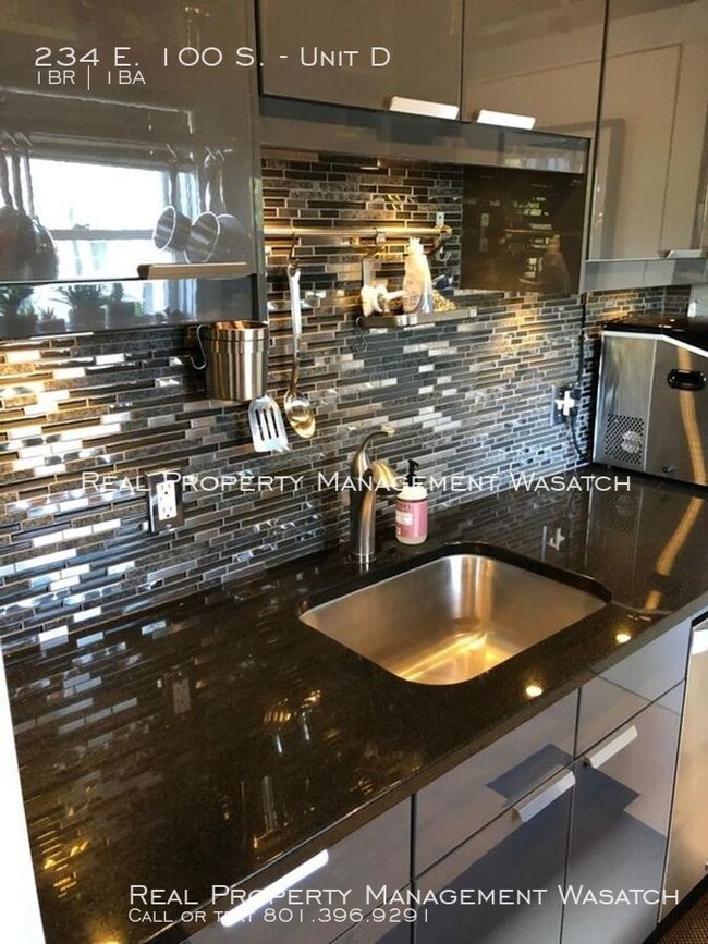 Building Photo - 1 Bedroom 1 Bathroom Unit at The Hollywood!