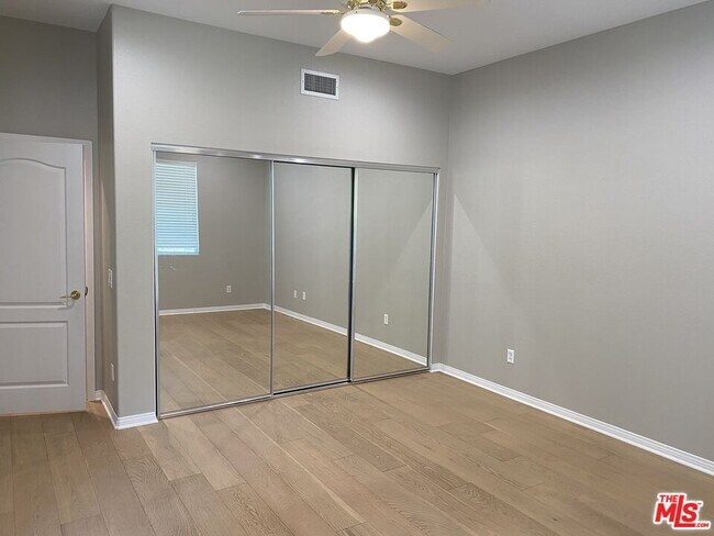 Building Photo - 732 Palisades Dr