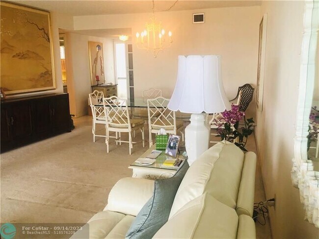 Building Photo - 1523 E Hillsboro Blvd