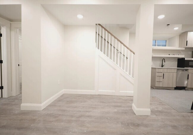 Building Photo - 701 E 2nd St