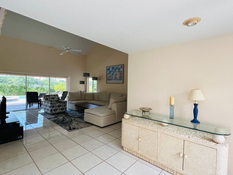 Building Photo - 12853 Bellerive Dr
