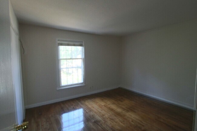 Building Photo - Apply Today! 2 Bedroom - 1.5 Bath condo with garage - heat and hot water included