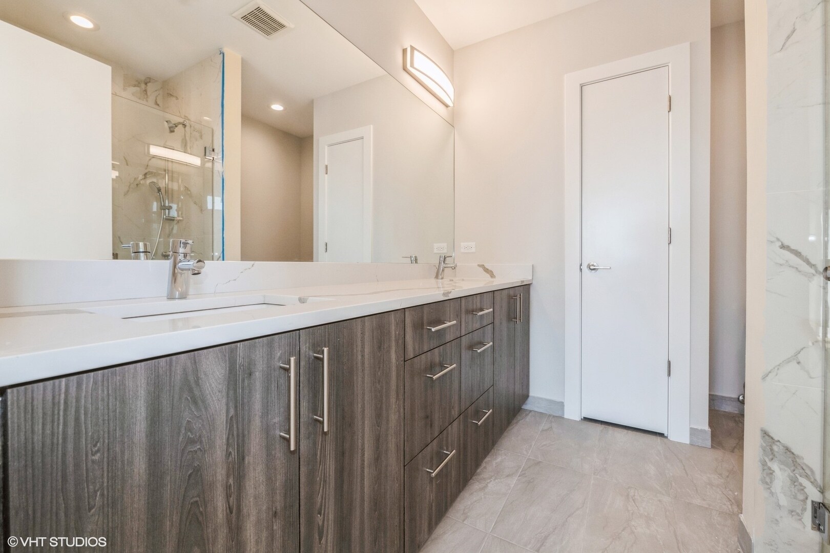 Building Photo - 3216 N Karlov Ave