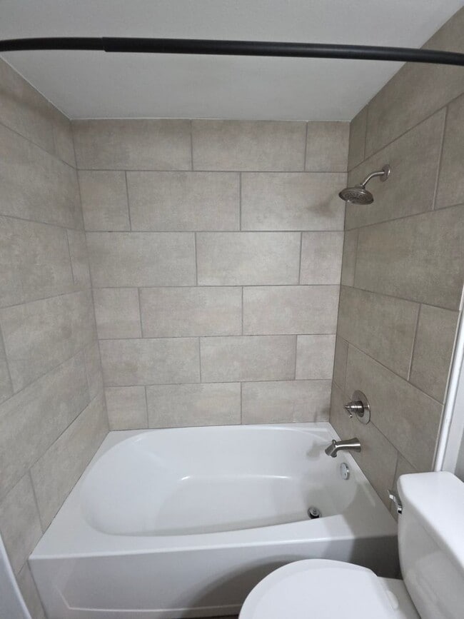 Building Photo - 709 W 13th St