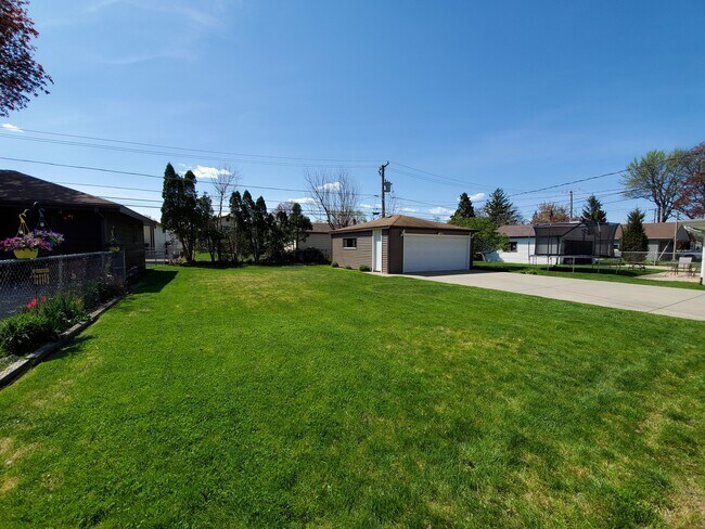 Building Photo - 708 N Wille St