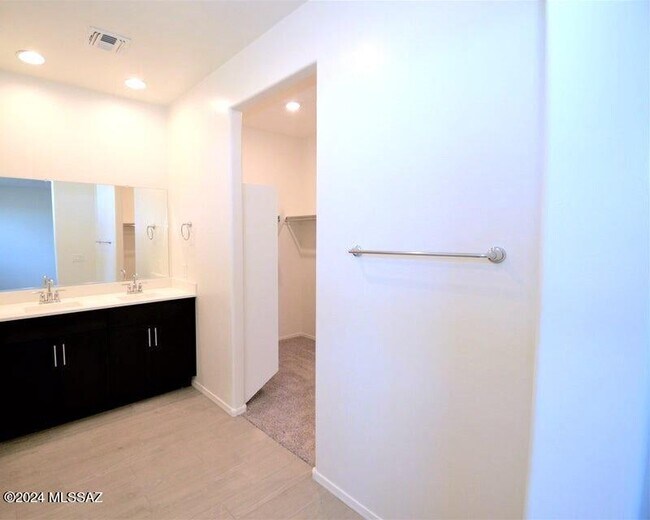 Building Photo - 10736 W Embrey Dr