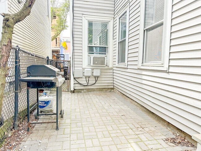 Building Photo - 62 L St