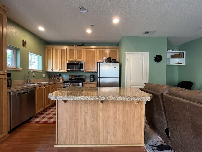 Building Photo - Well-Designed Condo with Dual Primary Suites, Vaulted Ceilings & Community Clubhouse