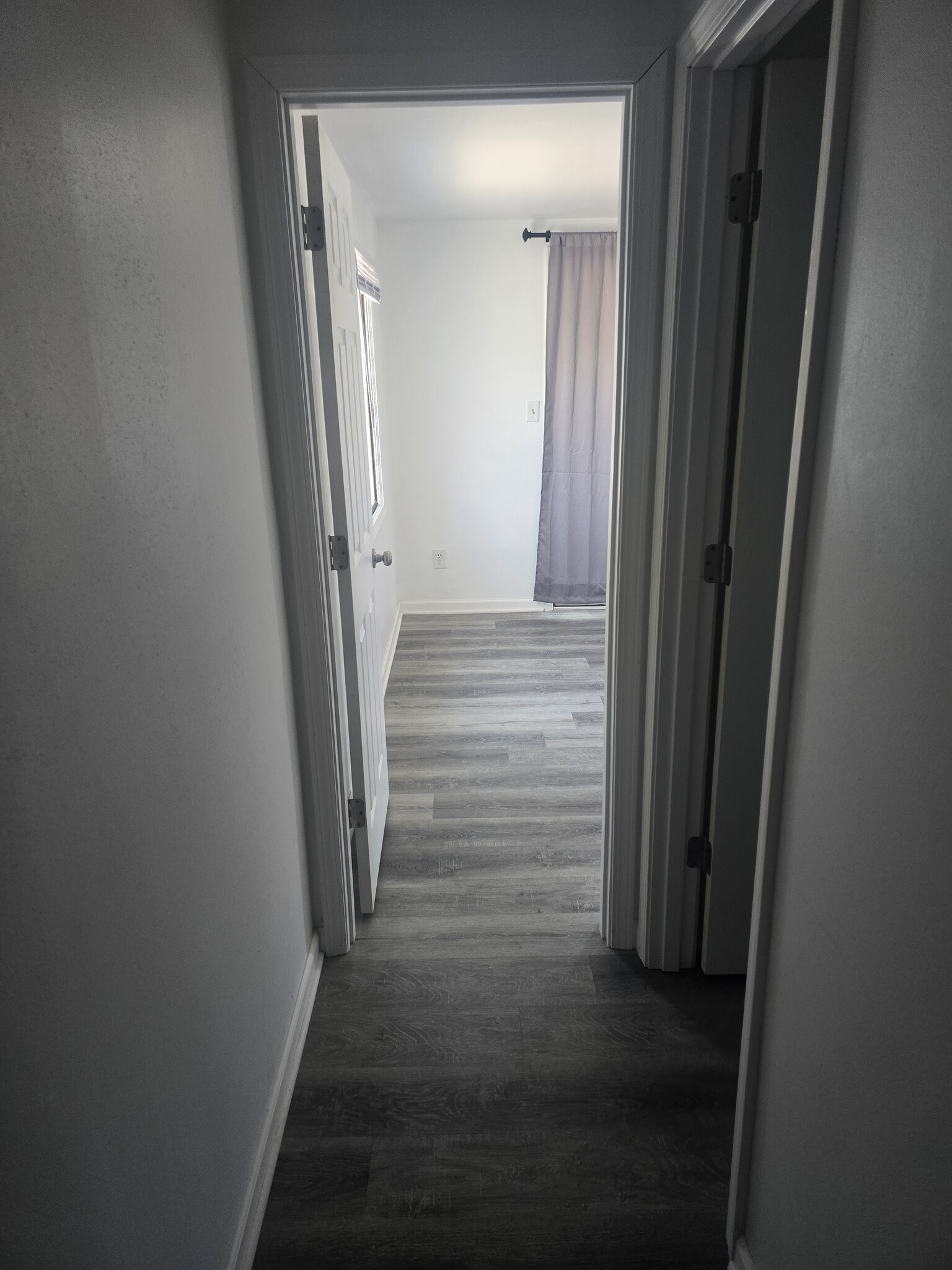 Upper hallway - 1001 Romayne Ave