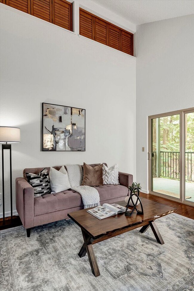 Building Photo - Updated 2 bed Downtown Redmond Condo w/Pool and EV Charging