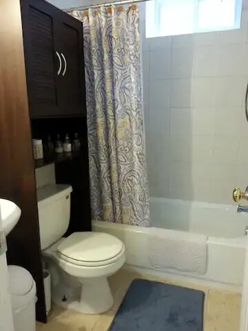 Full bathroom - 1619 45th St NW
