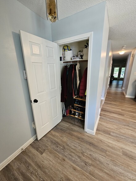 Building Photo - 117 Forest Oaks Dr