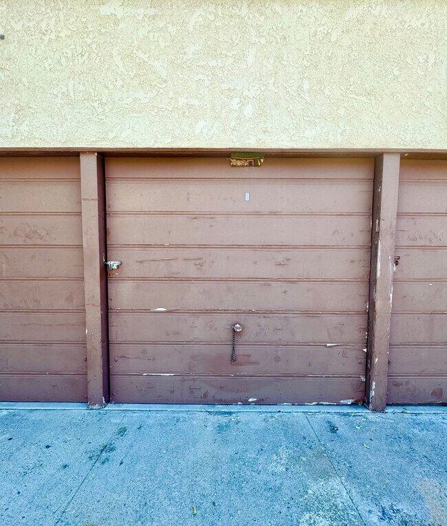 Building Photo - Spacious 2 bedroom, 2 bathroom