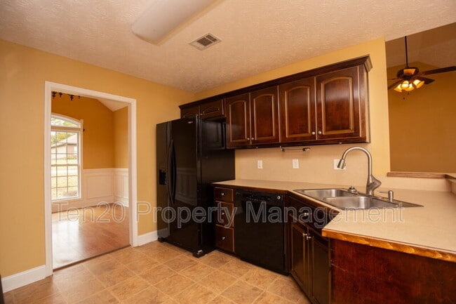 Building Photo - 182 Lee Rd 2180