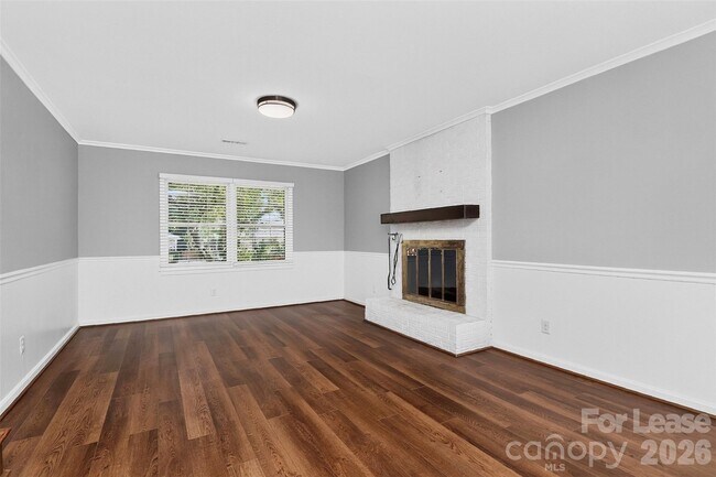 Building Photo - 2438 Knickerbocker Dr
