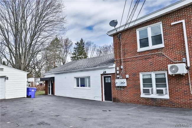 Building Photo - 21 Center St