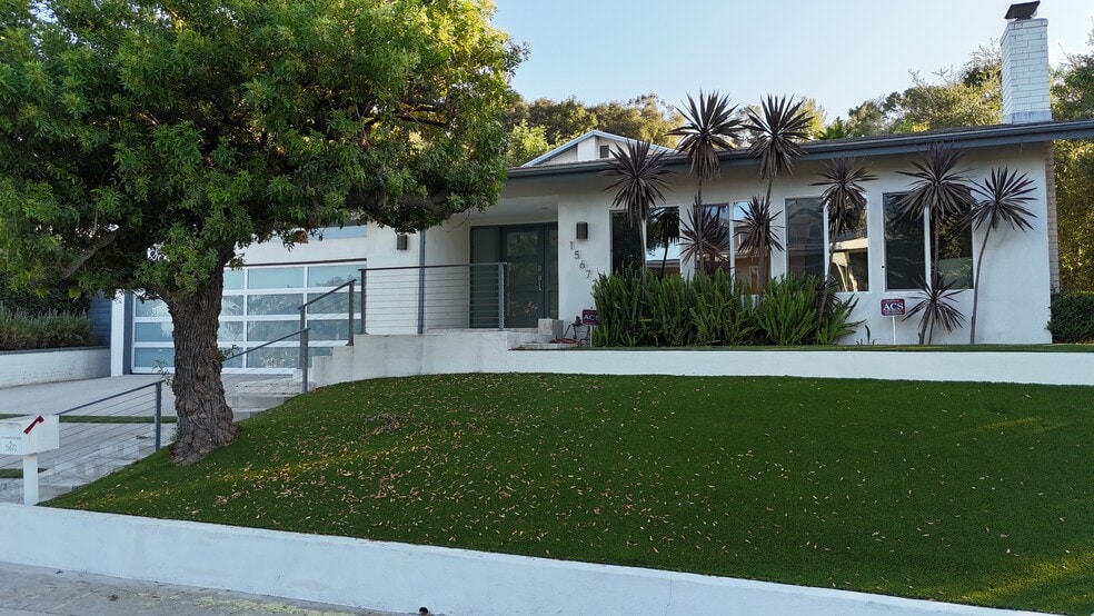 Building Photo - 15672 Castlewoods Dr